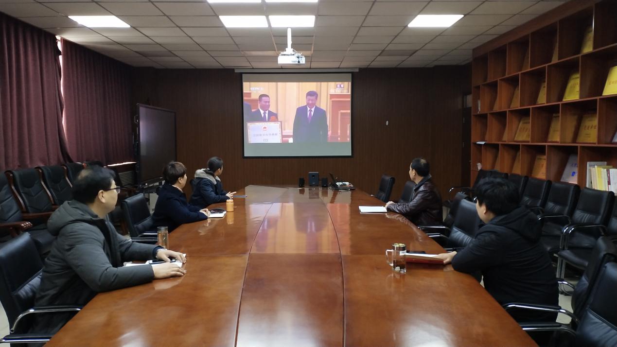 说明: 化工与制药学院领导班子收看全国脱贫攻坚总结表彰大会